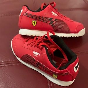 Red kids puma sneaker